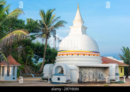 The Buddhist monastery and temple Wella Devalaya in Unawatuna. Situated on the top of the Hill at the end of the beach. Devol is one of the twelve Stock Photo