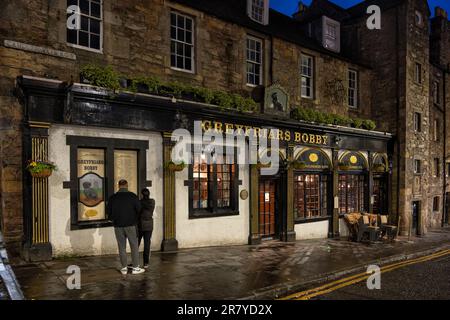 The Greyfriars Bobby Bar at night in city of Edinburgh, Scotland, UK. Historic pub at 34 Candlemaker Row, famous for a legend of a dog known as Bobby. Stock Photo