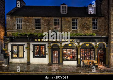 Greyfriars Bobby Bar at night in city of Edinburgh, Scotland, UK. Historic pub at 34 Candlemaker Row, famous for a legend of a dog known as Bobby. Stock Photo
