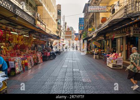 Pedestrian zone in one of the largest Chinatowns in the world, Street life in the Bangkok district Samphanthawong Stock Photo
