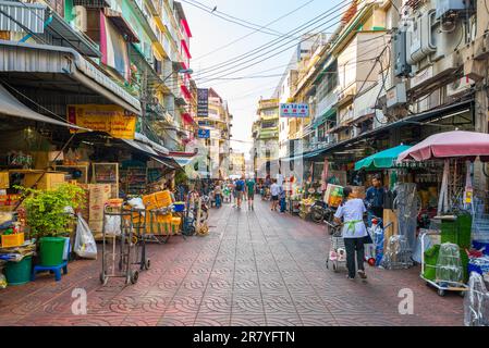 Pedestrian zone in one of the largest Chinatowns in the world, Street life in the Bangkok district Samphanthawong Stock Photo