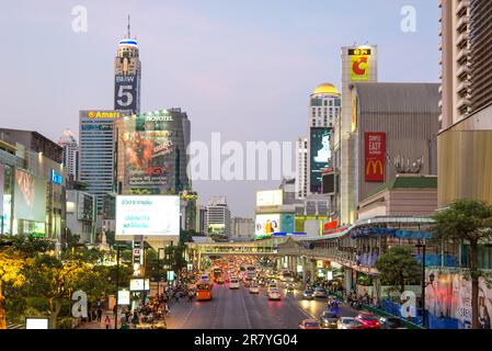 Rush-hour on the Ratchadamri road, in the Bangkok district Pathum Wan. The area is home of shopping malls, hotels and business center Stock Photo