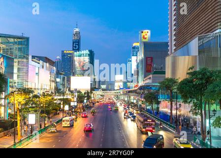 Rush-hour on the Ratchadamri road, in the Bangkok district Pathum Wan. The area is home of shopping malls, hotels and business center Stock Photo