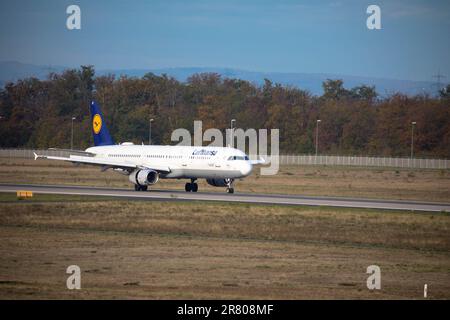 Passenger airplane Airbus A 321 from Lufthansa departing from  germanys biggest airport October 25, 2022, Frankfurt Airport, Germany Stock Photo