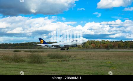 Passenger airplane Airbus A 321 from Lufthansa departing from  germanys biggest airport October 25, 2022, Frankfurt Airport, Germany Stock Photo