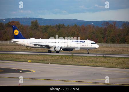 Passenger airplane Airbus A 321 from Lufthansa departing from  germanys biggest airport October 25, 2022, Frankfurt Airport, Germany Stock Photo