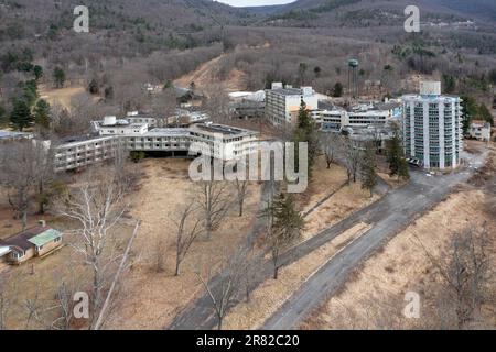 Wawarsing, New York - Mar 27, 2022: Ruins of the Nevele Grande Hotel, a high rise resort hotel located in Wawarsing, New York. Stock Photo