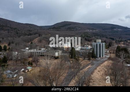 Wawarsing, New York - Mar 27, 2022: Ruins of the Nevele Grande Hotel, a high rise resort hotel located in Wawarsing, New York. Stock Photo