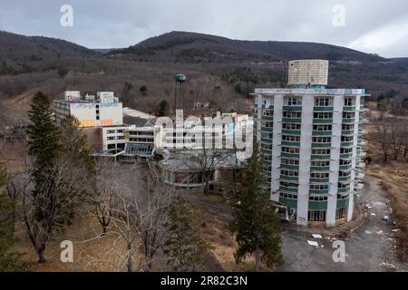 Wawarsing, New York - Mar 27, 2022: Ruins of the Nevele Grande Hotel, a high rise resort hotel located in Wawarsing, New York. Stock Photo