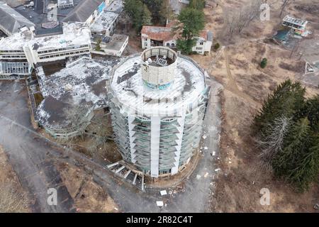 Wawarsing, New York - Mar 27, 2022: Ruins of the Nevele Grande Hotel, a high rise resort hotel located in Wawarsing, New York. Stock Photo