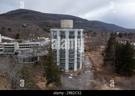 Wawarsing, New York - Mar 27, 2022: Ruins of the Nevele Grande Hotel, a high rise resort hotel located in Wawarsing, New York. Stock Photo