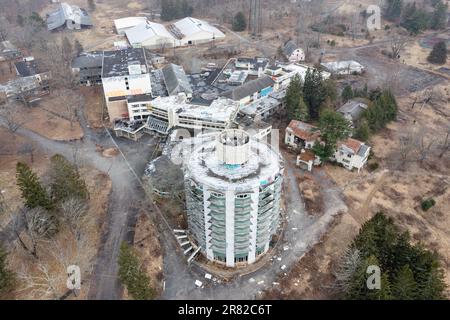 Wawarsing, New York - Mar 27, 2022: Ruins of the Nevele Grande Hotel, a high rise resort hotel located in Wawarsing, New York. Stock Photo