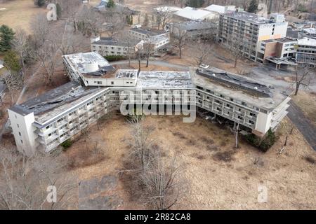 Wawarsing, New York - Mar 27, 2022: Ruins of the Nevele Grande Hotel, a high rise resort hotel located in Wawarsing, New York. Stock Photo