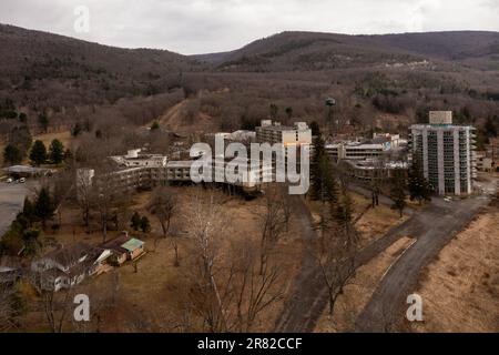 Wawarsing, New York - Mar 27, 2022: Ruins of the Nevele Grande Hotel, a high rise resort hotel located in Wawarsing, New York. Stock Photo