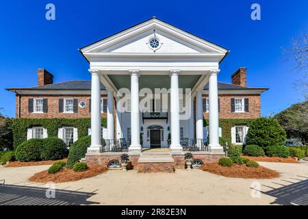 Boone Hall Plantation in Mount Pleasant, South Carolina. The plantation is one of America's oldest plantations still in operation. Stock Photo