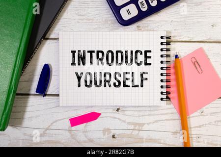 Sticky note with the text Introduce yourself on office desk. Self-introduction concept. Stock Photo