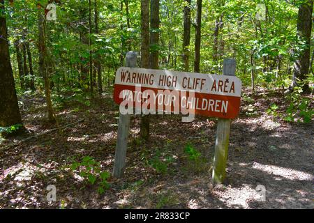 A warning sign on the Pedestal Rock Trail, warning of high cliffs ahead, Pedestal Rocks, Pelsor, Arkansas, Ozark-St Francis National Forest Stock Photo