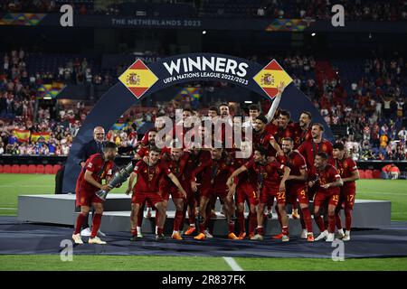 ROTTERDAM, Netherlands, 18. JUNE 2023: the cup winners of Spain, 23 Unai Simon, Keeper, 22 Jesus Navas, 3 Robin Le Normand, 14 Aymeric Laporte, 18 Jordi Alba, 16 Rodrigo, 8 Fabian Ruiz, 10 Asensio, 9 Gavi, 15 Yeremy Pino, 7 Alvaro Morata, 2 Daniel Carvajal, 4 José Ignacio Fernandez Iglesias, 6 Mikel Merino, 12 Ansu Fati, 20 Joselu, 21 Dani Olmo and coach De la FUENTE CASTILLO celebrate their victory over Croatia. SPAIN vs CROATIA - SPANIEN - KROATIEN, FINAL, Football Match for the UEFA NATIONS LEAGUE in the Netherlands 2023 in Rotterdam on 18. June 2023. SPAIN is the Cup winner, Photo and cop Stock Photo