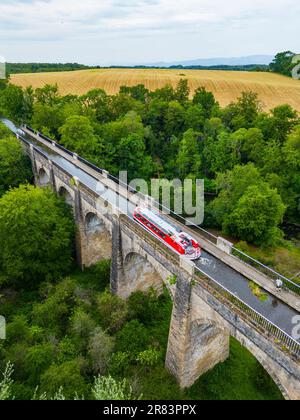 An aerial view of a narrow boat on the Union Canal crossing the River Avon on the Avon Aqueduct near Linlithgow, Scotland. Stock Photo