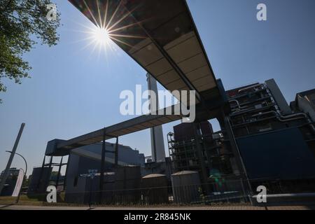 Wedel, Germany. 08th June, 2023. Chimneys and a district heating pipeline  (r) of the Wedel combined heat and power plant. The Wedel coal-fired power  plant is to be shut down in 2025