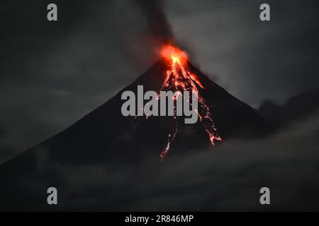 Mayon erupting crater, volcano spewing lava flow & smoke, Legazpi ...