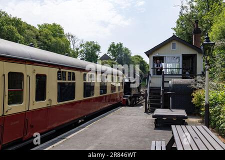 Bodmin, Cornwall, UK - June 13. Steam train at Bodmin General railway station in Bodmin, Cornwall on June 13, 2023. Three unidentified people Stock Photo