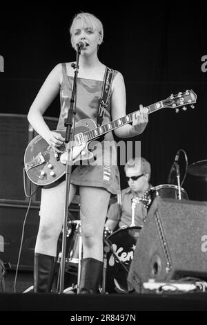 LAUREN LAVERNE, YOUNG, KENICKIE: A young Lauren Laverne of Kenickie band playing on the main stage at Reading Festival, Reading, UK on 22 August 1997. Photo: Rob Watkins.  INFO: Lauren Laverne is a British radio DJ, television presenter, and former musician. Known for her role as a BBC Radio 6 Music presenter, she champions diverse music genres. Laverne also co-founded the indie band Kenickie and is celebrated for her cultural influence. Stock Photo