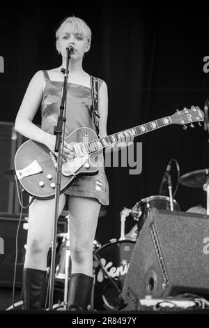 LAUREN LAVERNE, YOUNG, KENICKIE: A young Lauren Laverne of Kenickie band playing on the main stage at Reading Festival, Reading, UK on 22 August 1997. Photo: Rob Watkins.  INFO: Lauren Laverne is a British radio DJ, television presenter, and former musician. Known for her role as a BBC Radio 6 Music presenter, she champions diverse music genres. Laverne also co-founded the indie band Kenickie and is celebrated for her cultural influence. Stock Photo