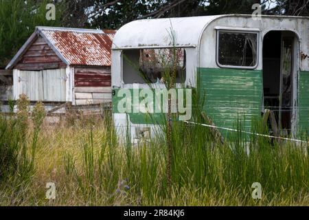 Old caravan and shed, Chaytors Mill, near Blenheim, Marlborough, South Island, New Zealand Stock Photo