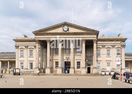The listed Victorian Huddersfield Railway Station building, West Yorkshire, England, UK Stock Photo