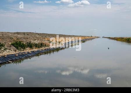 Levee protecting the town of Corcoran. Tulare Lake, located in California's Central Valley, has for decades been a dry lake, but has come back to life Stock Photo