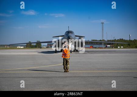 Lulea, Sweden. 19th June, 2023. A US Air Force's Rockwell B-1B Lancer lands at Norrbotten's air force base F 21 in Lulea, Sweden, on June 19, 2023. Rockwell B-1B Lancers are to participate in an exercise with the Swedish Air Force and the Army, and it is the first time ever this type of plane has landed in Sweden. Photo: Pontus Lundahl/TT/code 10050 Credit: TT News Agency/Alamy Live News Stock Photo