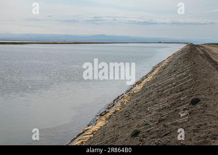 Levee protecting the town of Corcoran. Tulare Lake, located in California's Central Valley, has for decades been a dry lake, but has come back to life Stock Photo