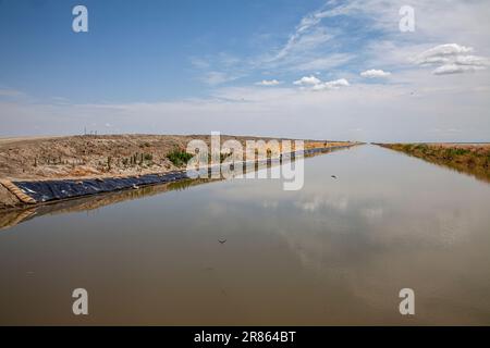 Levee protecting the town of Corcoran. Tulare Lake, located in California's Central Valley, has for decades been a dry lake, but has come back to life Stock Photo