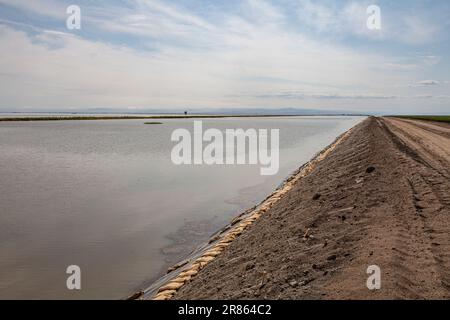 Levee protecting the town of Corcoran. Tulare Lake, located in California's Central Valley, has for decades been a dry lake, but has come back to life Stock Photo