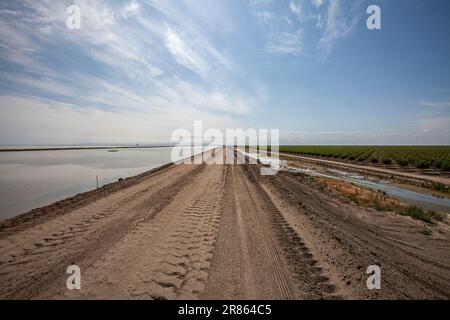 Levee protecting the town of Corcoran. Tulare Lake, located in California's Central Valley, has for decades been a dry lake, but has come back to life Stock Photo