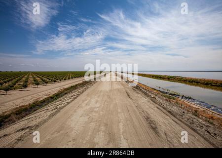 Levee protecting the town of Corcoran. Tulare Lake, located in California's Central Valley, has for decades been a dry lake, but has come back to life Stock Photo