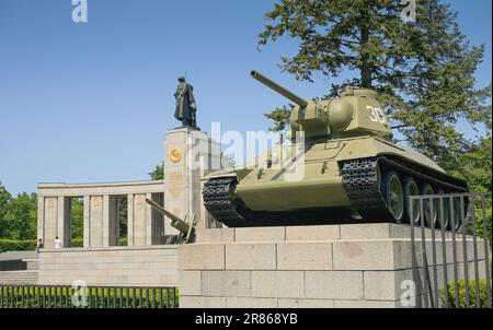 T-34/76-Panzer, Sowjetisches Ehrenmal, Straße des 17. Juni, Tiergarten, Berlin, Deutschland *** Local Caption *** , Berlin, Deutschland Stock Photo