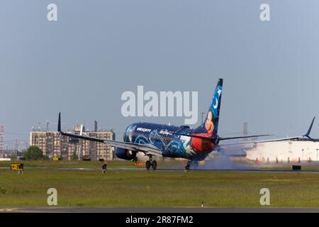 Westjet, Disney Logo, C-GWSZ, Landing at Runway 06L, Pearson Airport Toronto Stock Photo