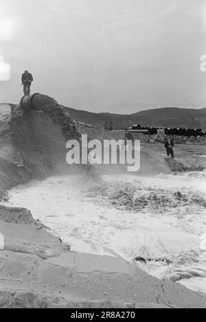 Current 27-10-1960: The river is moved for the planes to arrive. A NATO grant of 40 million for the development of Værnes Airport in Stjørdal.Photo Sverre A. Børretzen: Aktuell / NTB ***Photo not image processed*** Stock Photo