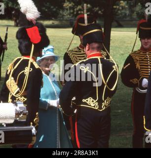 28 June 2007 The Queen at King's Troop Review, Hyde Park, London    Photo by The Henshaw archive Stock Photo