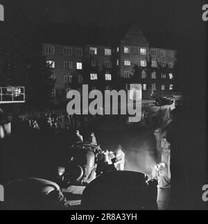 Current 21-5-1950: The fire brigade prepares for winterHenki Kolstad and Inger-Marie Andersen have the lead roles in the film 'Vi gifter oss', which is filmed in Oslo. To make it look like winter, even though the filming takes place in the autumn, the fire brigade has sprayed soap foam in the streets.  Photo: Sverre A. Børretzen / Aktuell / NTB ***PHOTO NOT IMAGE PROCESSED*** Stock Photo