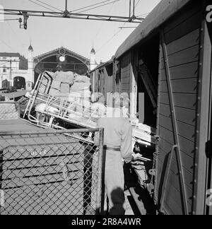 Actual 09-1949: End for this year. Easter traffic on the Bergen Railway. Here are tasteful trains.Photo: Sverre A. Børretzen / Aktuell / NTB ***PHOTO IS NOT IMAGE PROCESSED*** Stock Photo