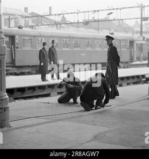 Current 9-3-1960 : Royal Danish charm Norway has had an official royal visit from Denmark, three cold and sour February days to end. Preparations for the royals to arrive at Oslo Østbanestasjon. Photo: Ivar Aaserud / Sverre A. Børretzen / Aktuell / NTB ***PHOTO NOT IMAGE PROCESSED*** Stock Photo