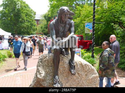 Father's Day Auto Show - Hyannis, Massachusetts, Cape Cod - USA. The memorial to Indian Chieftan Iyanough event participants passing by. Stock Photo