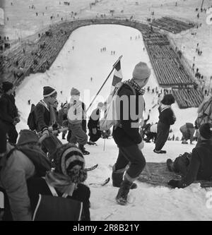 Current 06-1950: New pages at Holmenkollen.This year the wind was about to blow away the entire Holmenkollrennet, but after a three-hour postponement it died down, and the great folk festival, which appeals to everyone, even to those who do not care much for sport, went off in the prescribed manner. Here are photos by photographer Sverre A. Børretzen that show the life that unfolded among the 90,000 spectators before, during and after the race.  Photo: Sverre A. Børretzen / Aktuell / NTB  ***PHOTO NOT IMAGE PROCESSED*** Stock Photo