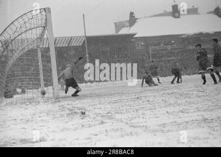 Current 23-3-1947: Dynamo Skeid in winter modeThe 'Dynamo'-'Skeid' match at Bislett was in every respect one of the strangest football matches on the Norwegian field. Before and during the match, it snowed heavily, and the grass was white and hard with snow drifts around when the players made their entrance and were hailed by 32,000 spectators - a record at Bislett. It was a display of good football.  The first of 'Dynamo's' seven goals! It is the Russian team's inner h., Kartsev, who scores. It took a while for the Moscow boys to get used to the unexpected winter weather. It was incredibly sl Stock Photo