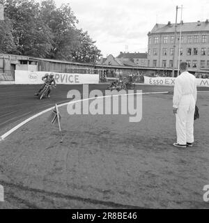 Current 26-2-1960: Our new speed king The world's best motorcyclists only see the rear wheel of Åge Hansen, our new king of speed.  Photo: Ivar Aaserud / Aktuell / NTB ***PHOTO NOT IMAGE PROCESSED*** Stock Photo