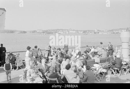 Current 24-2-1960: A ship with Whisky On a day cruise around Færder with the blessing of the customs authorities.  Photo: Ivar Aaserud / Aktuell / NTB ***PHOTO NOT IMAGE PROCESSED*** Stock Photo