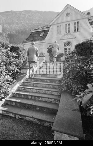 Current 30-3-1960: UR-Bergens We do not want to swear that Arild Haaland is the original Bergensen. The unemployed academic has bought Brødregården, a genuine Bergen patrician house. We're growing into an age where we're all going to be patricians, so why not be first? This is how he has philosophized, the skilled, unemployed philosopher. He believes that money is not everything, and gives up 10,000 a year as long as he has free time to look after things he likes.  Photo: Sverre A. Børretzen / Aktuell / NTB ***PHOTO NOT IMAGE PROCESSED*** Stock Photo